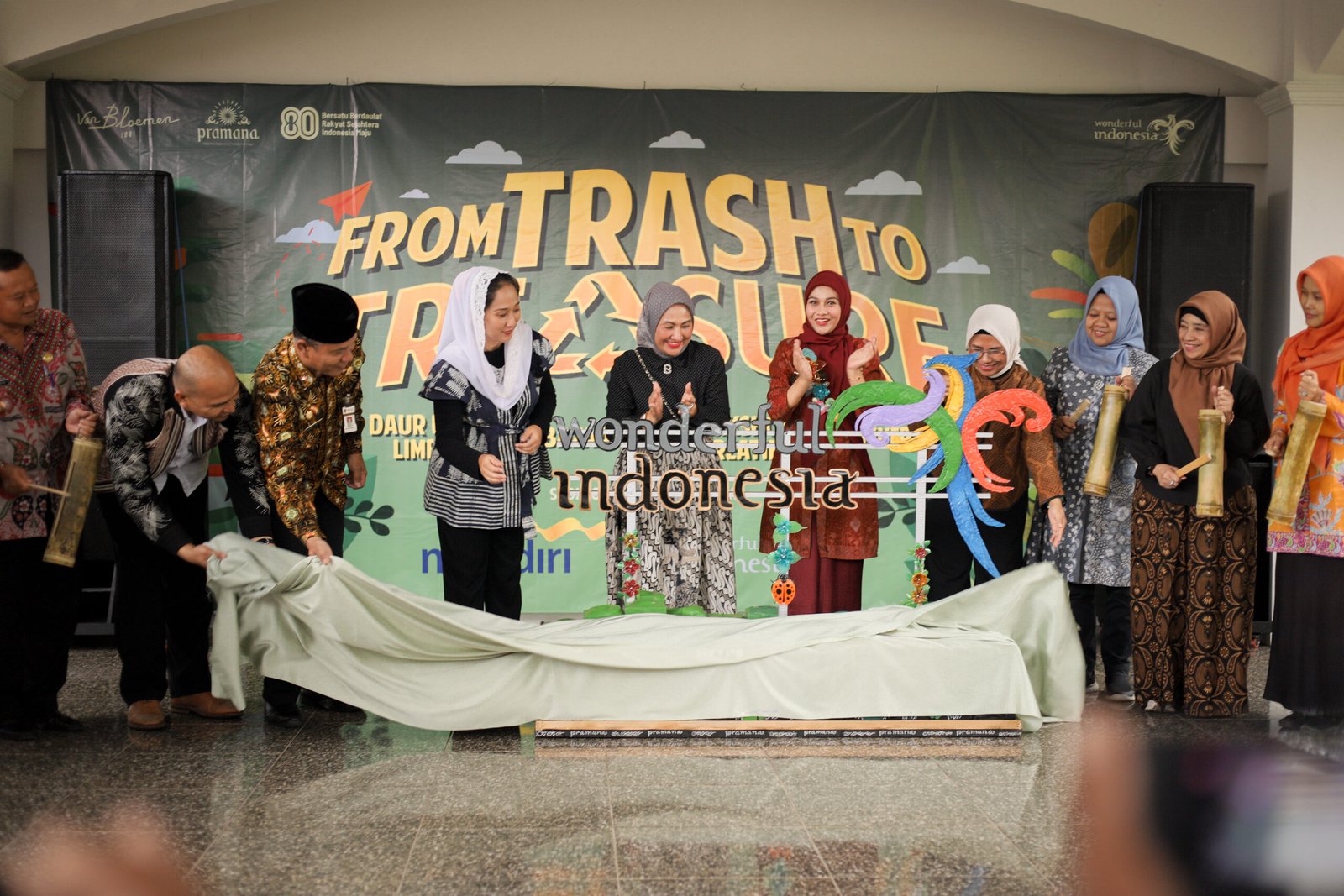 Bazaar merdeka from trash to treasure pramana craft wonderful indonesia borobudur kementerian pariwisata bupati dekranasda magelang