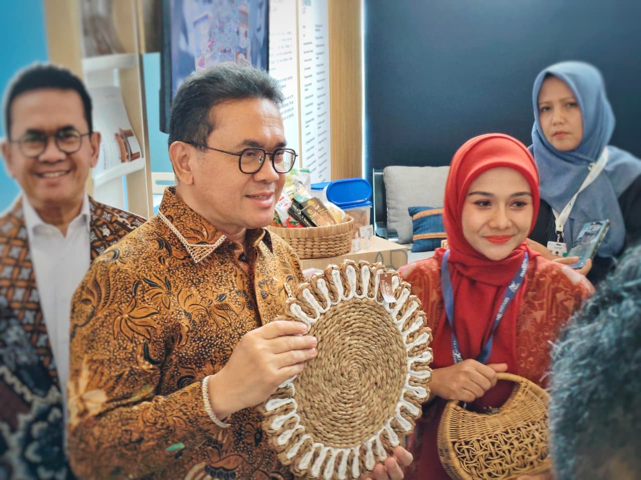 Pramana craft menteri perdagangan budi santoso product placement trade expo indonesia tei ekspor kerajinan kriya